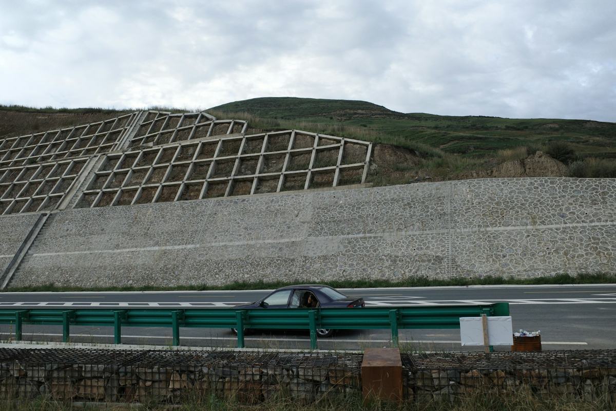 Engineered retaining wall beside a highway